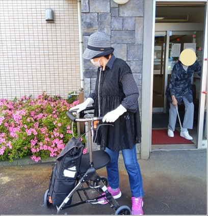 誘い合って・・・。